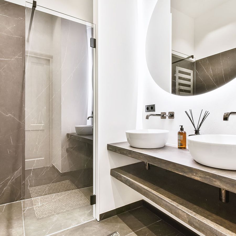 Helles Badezimmer mit zwei runden Waschbecken