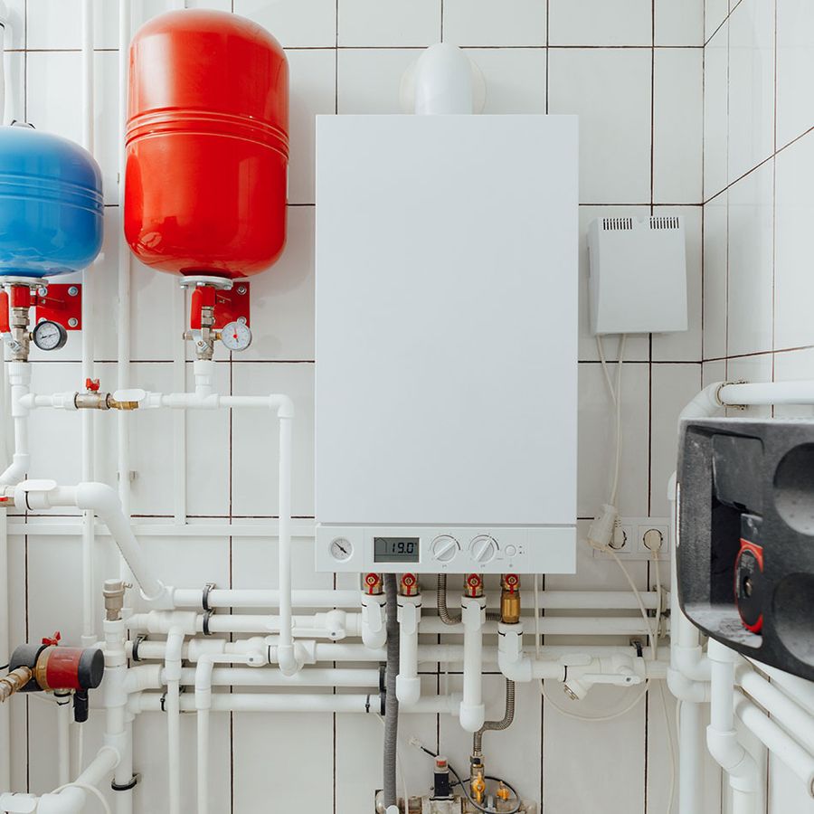 Heizraum mit Boiler und Rohren