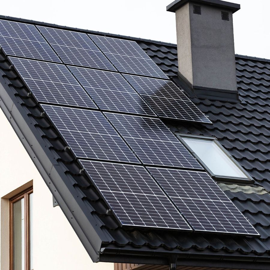 Haus mit Solarpaneelen auf dem Dach