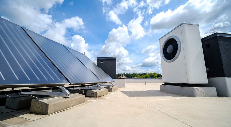 Solaranlage und Wärmepumpe auf einem Dach